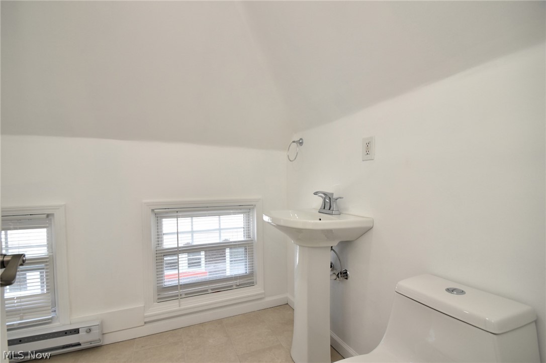 1076 Parkside Road Cleveland, OH 44108 - Photo 38 of 49