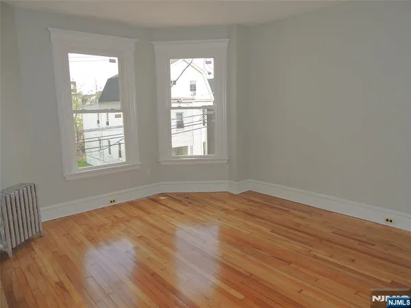 $2,950 | 54 North 5th Street, Unit 2, Newark, NJ 07107