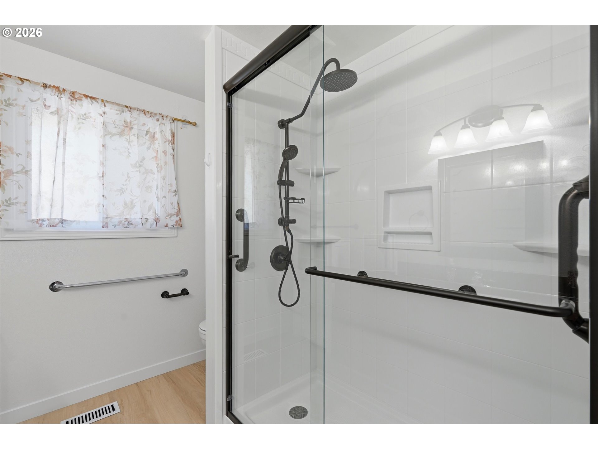 5095 Southeast Roethe Road Milwaukie, OR 97267 - Photo 14 of 28 a bathroom with a shower
