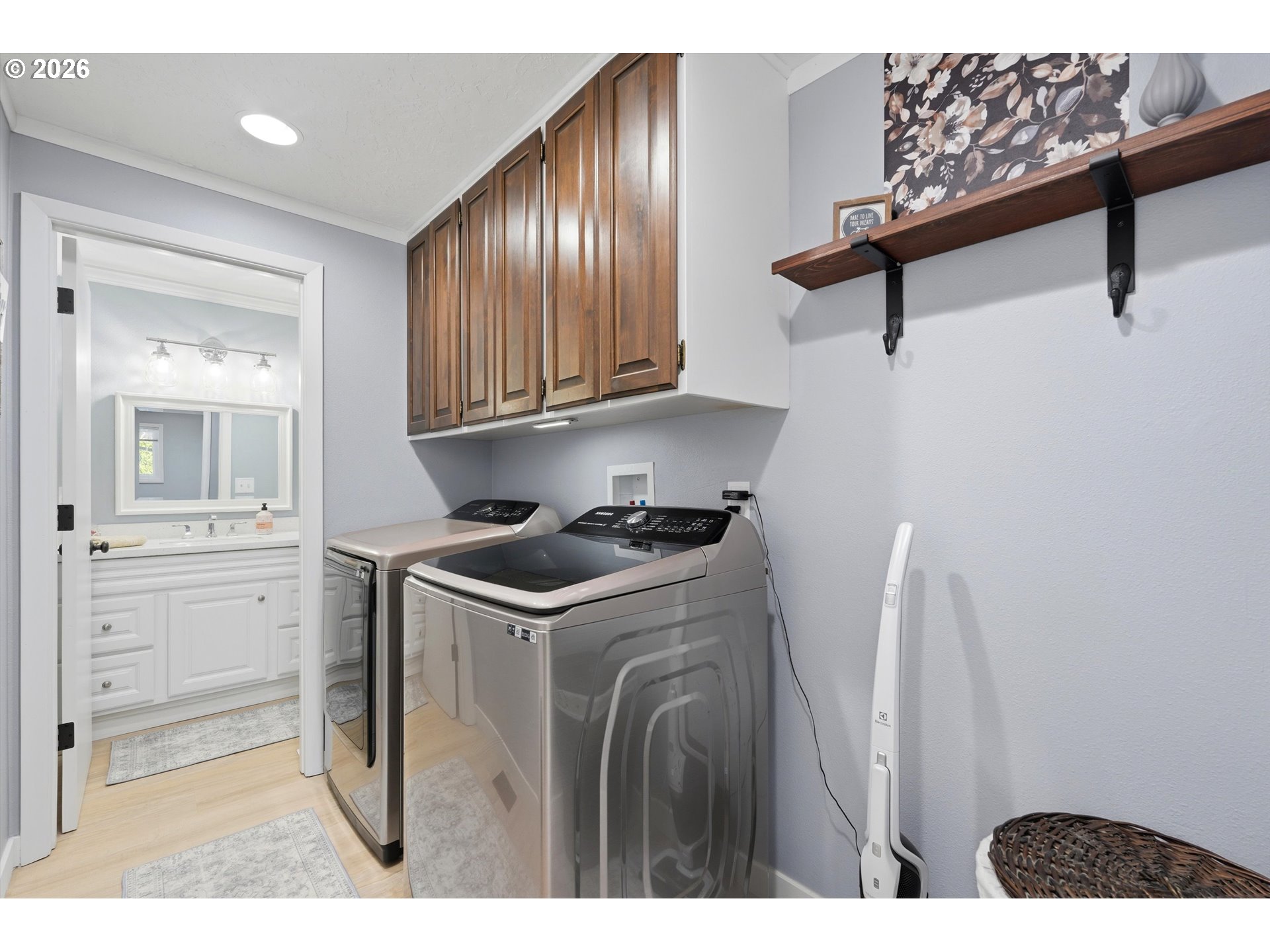 5095 Southeast Roethe Road Milwaukie, OR 97267 - Photo 18 of 28 a utility room with dryer and washer