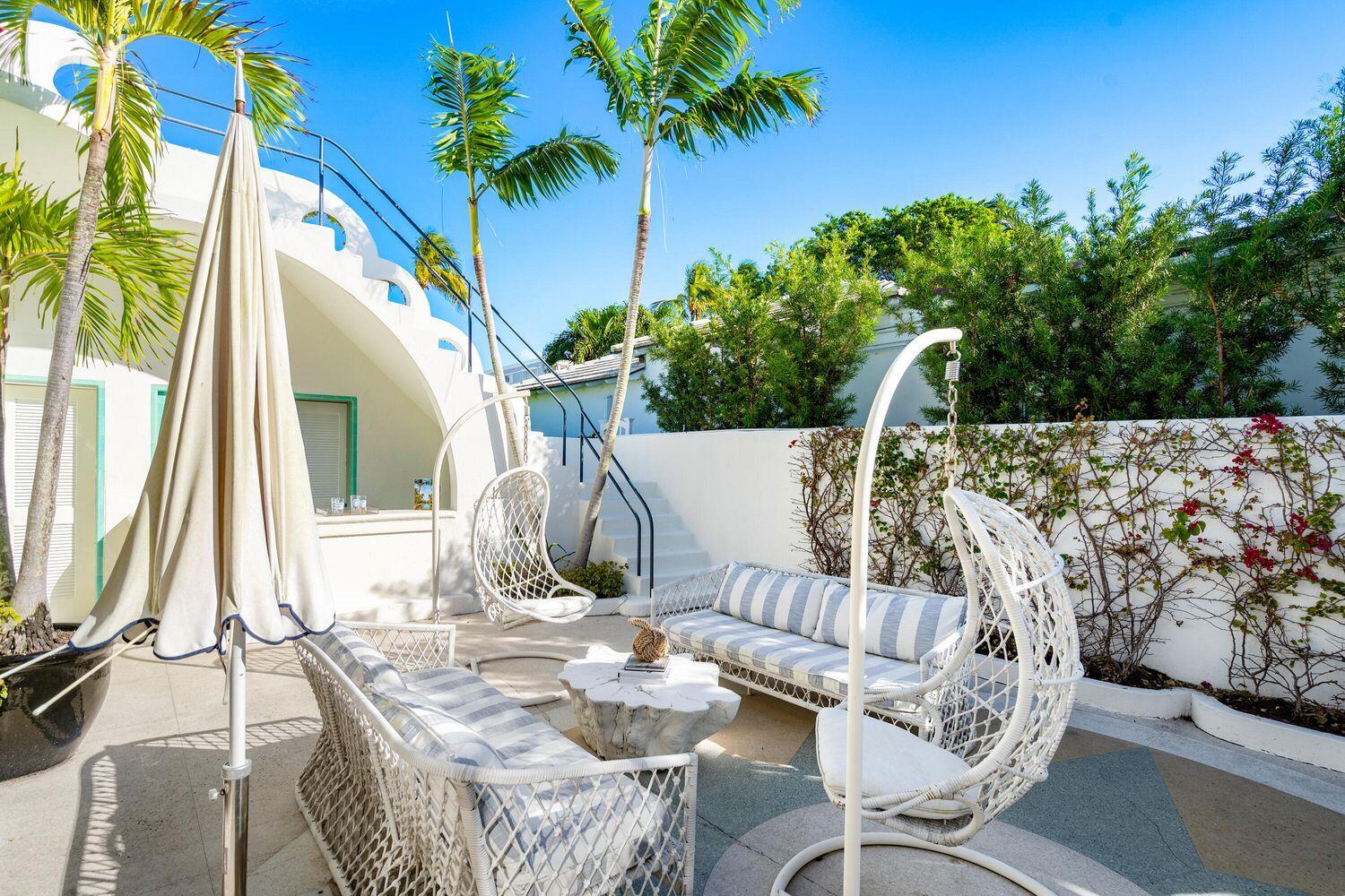 162 Peruvian Avenue Palm Beach, FL 33480 - Photo 34 of 41 Outdoor sitting area