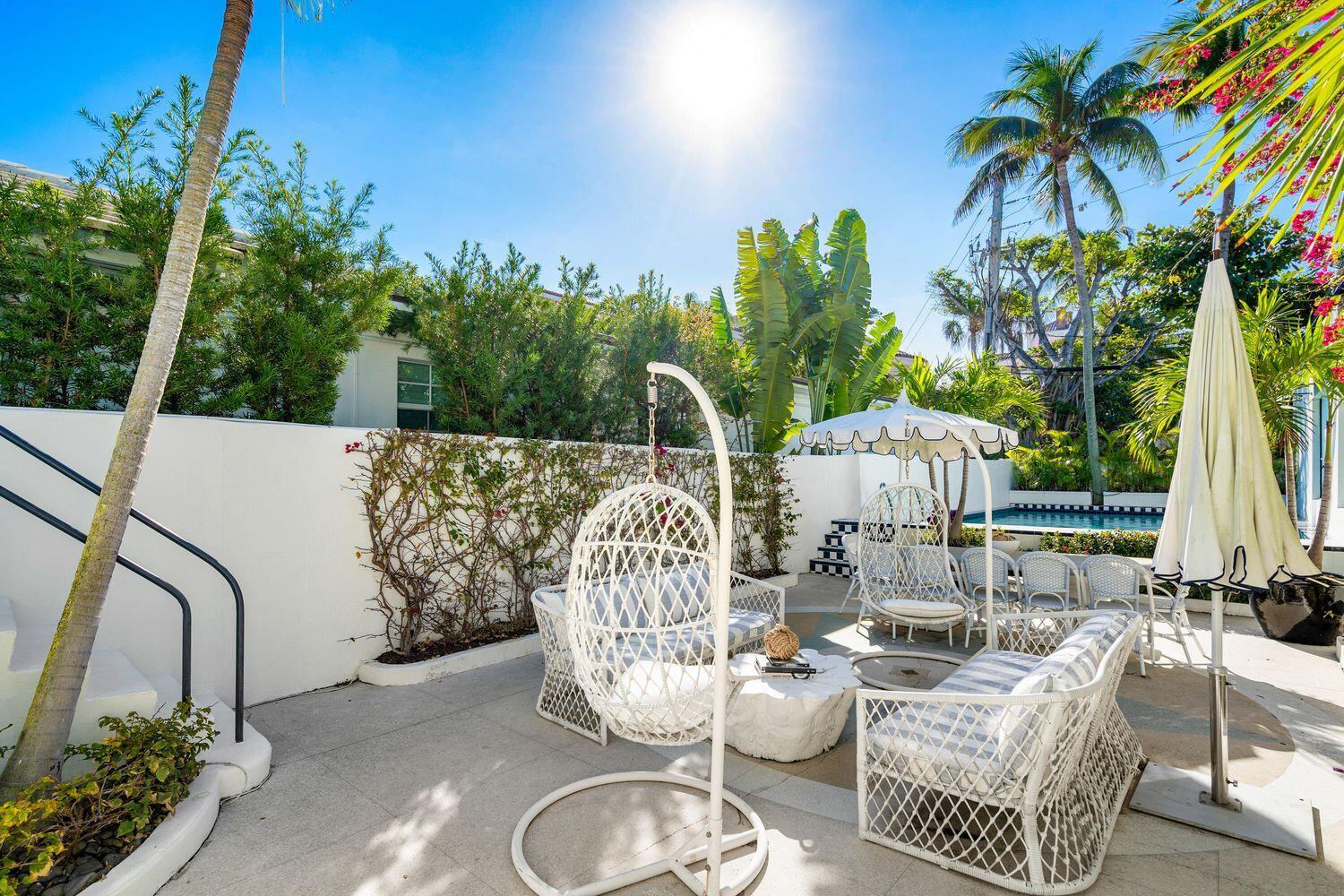 162 Peruvian Avenue Palm Beach, FL 33480 - Photo 37 of 41 Outdoor sitting area