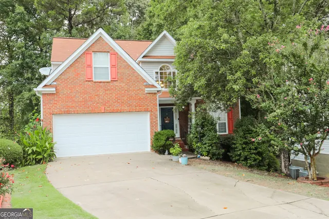 a view of a house with a yard and plants