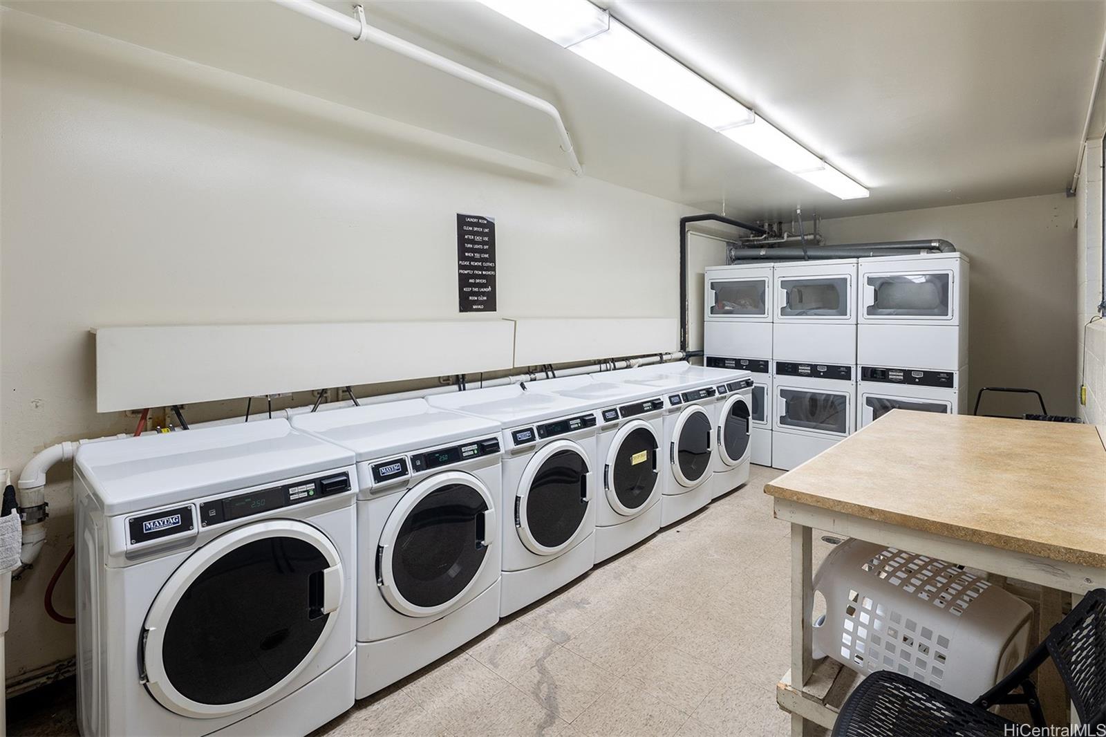 949 Ala Nanala Street, Unit 501 Honolulu, HI 96818 - Photo 13 of 18 a utility room with dryer and washer