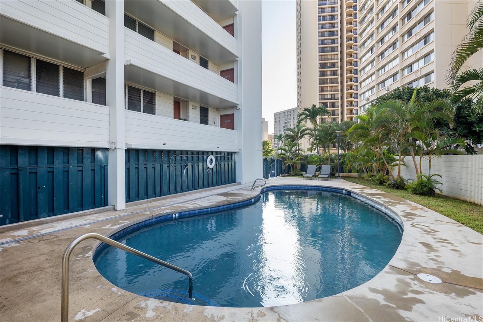 949 Ala Nanala Street, Unit 501 Honolulu, HI 96818 - Photo 14 of 18 a view of a swimming pool with a outdoor seating