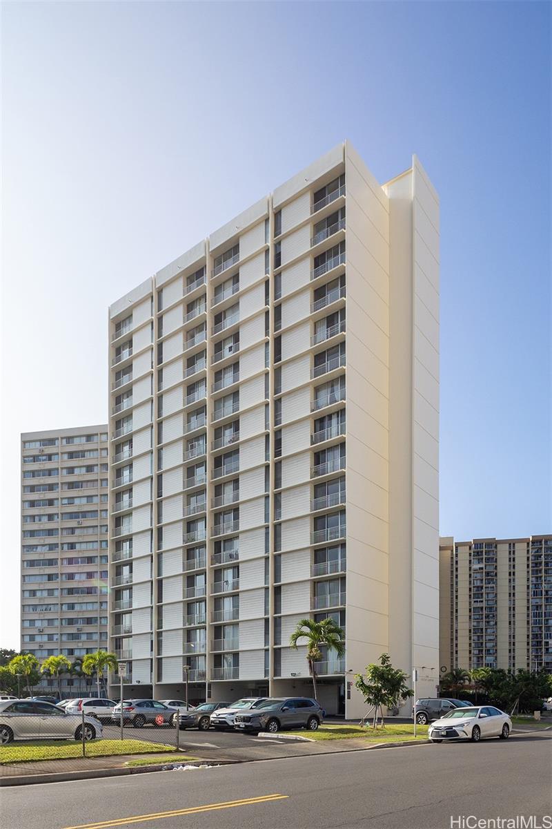949 Ala Nanala Street, Unit 501 Honolulu, HI 96818 - Photo 16 of 18 a front view of a building with a street view