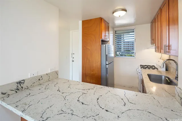 $1,950 | 949 Ala Nanala Street, Unit 501, Honolulu, HI 96818