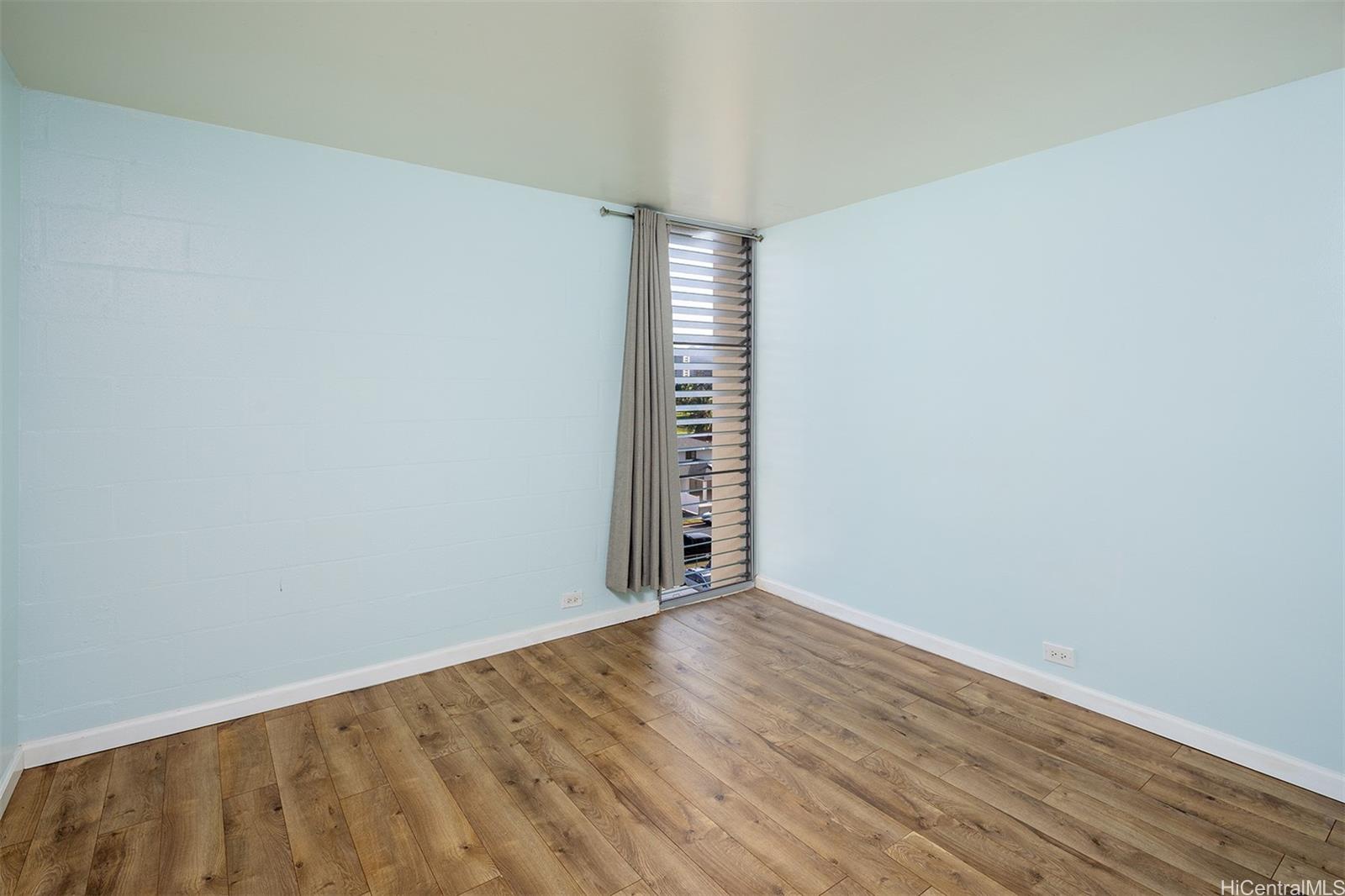 949 Ala Nanala Street, Unit 501 Honolulu, HI 96818 - Photo 8 of 18 a view of an empty room with stairs