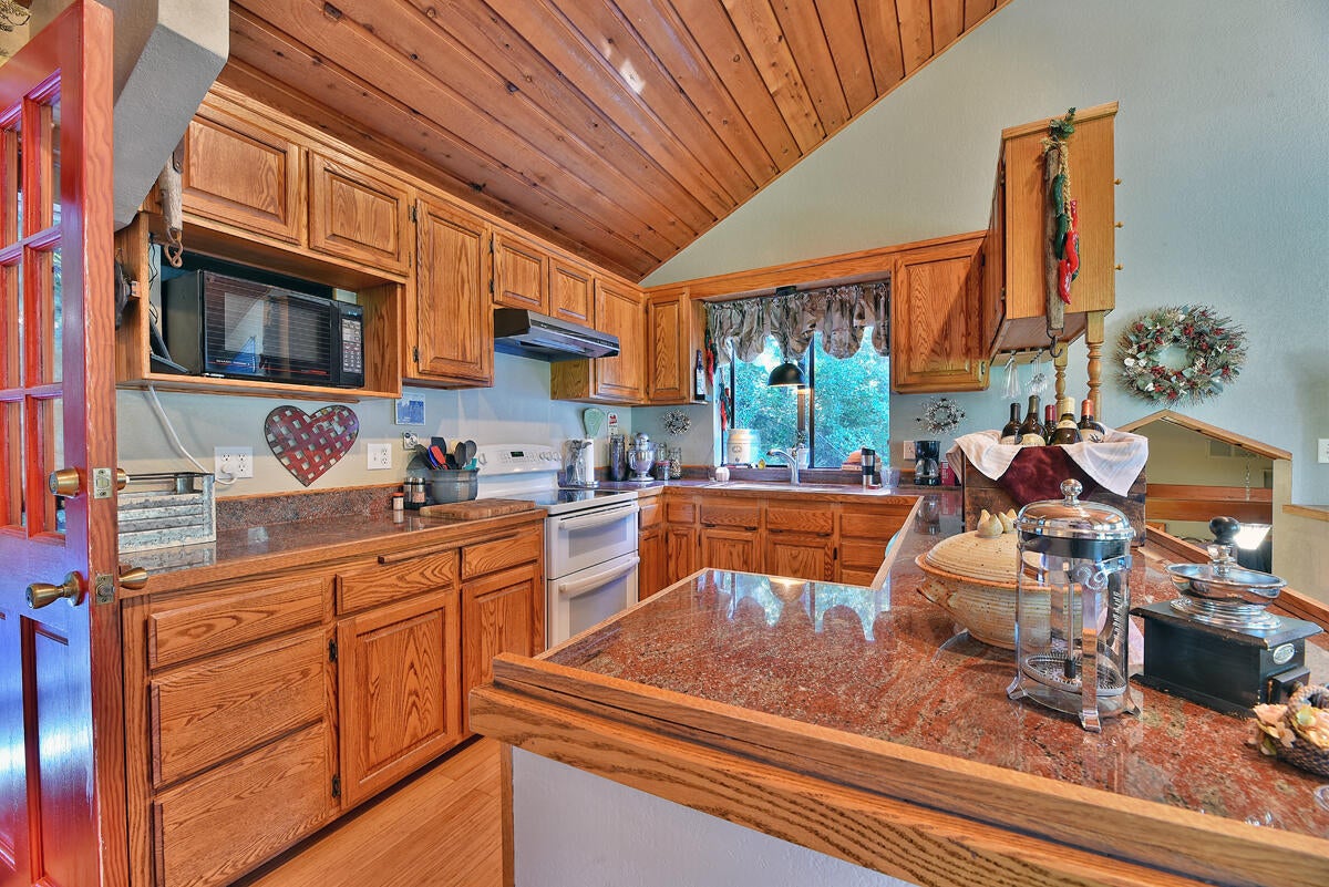 1090 Tunnel Road Glendale, OR 97442 - Photo 15 of 53 14