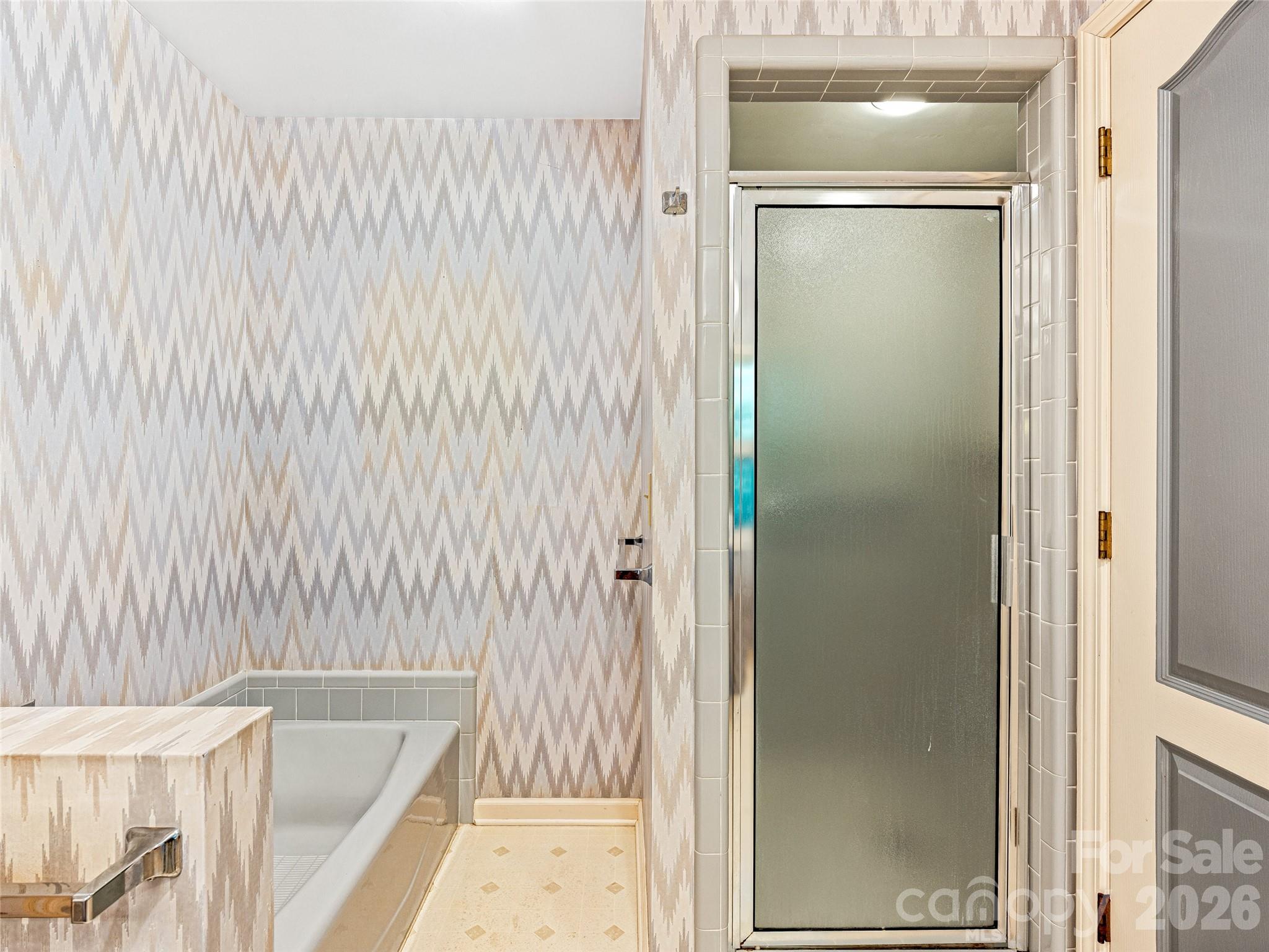 796 Hawk Mountain Road, Unit 36R Lake Toxaway, NC 28747 - Photo 25 of 39 a bathroom with a bathtub