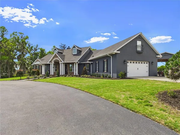 a view of an house with backyard and garden