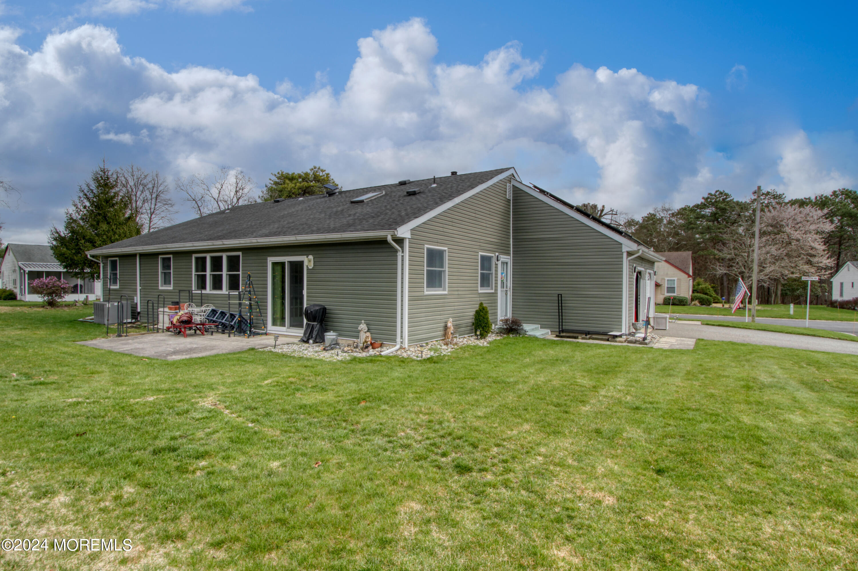 17 Berkshire Road Whiting, NJ 08759 - Photo 16 of 23 Side View