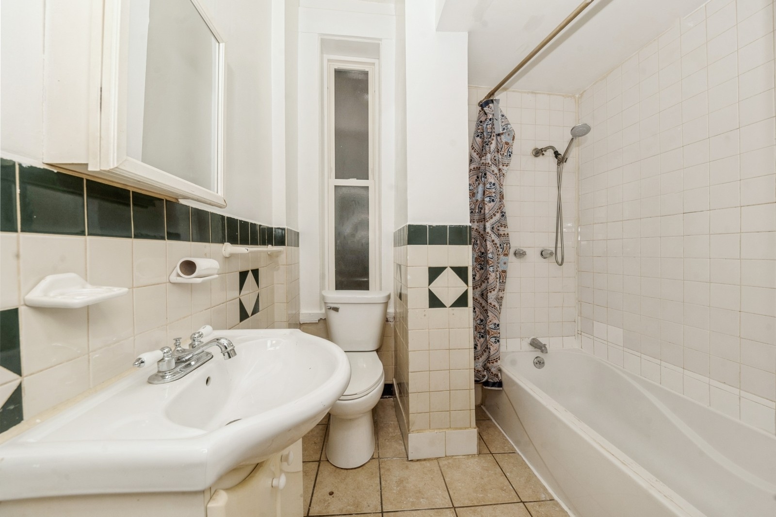 2242 West 19th Street, Unit 1R Chicago, IL 60608 - Photo 12 of 13 a bathroom with a bathtub and a sink