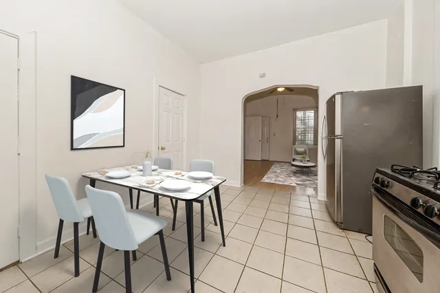 $1,350 | 2242 West 19th Street, Unit 1R, Chicago, IL 60608