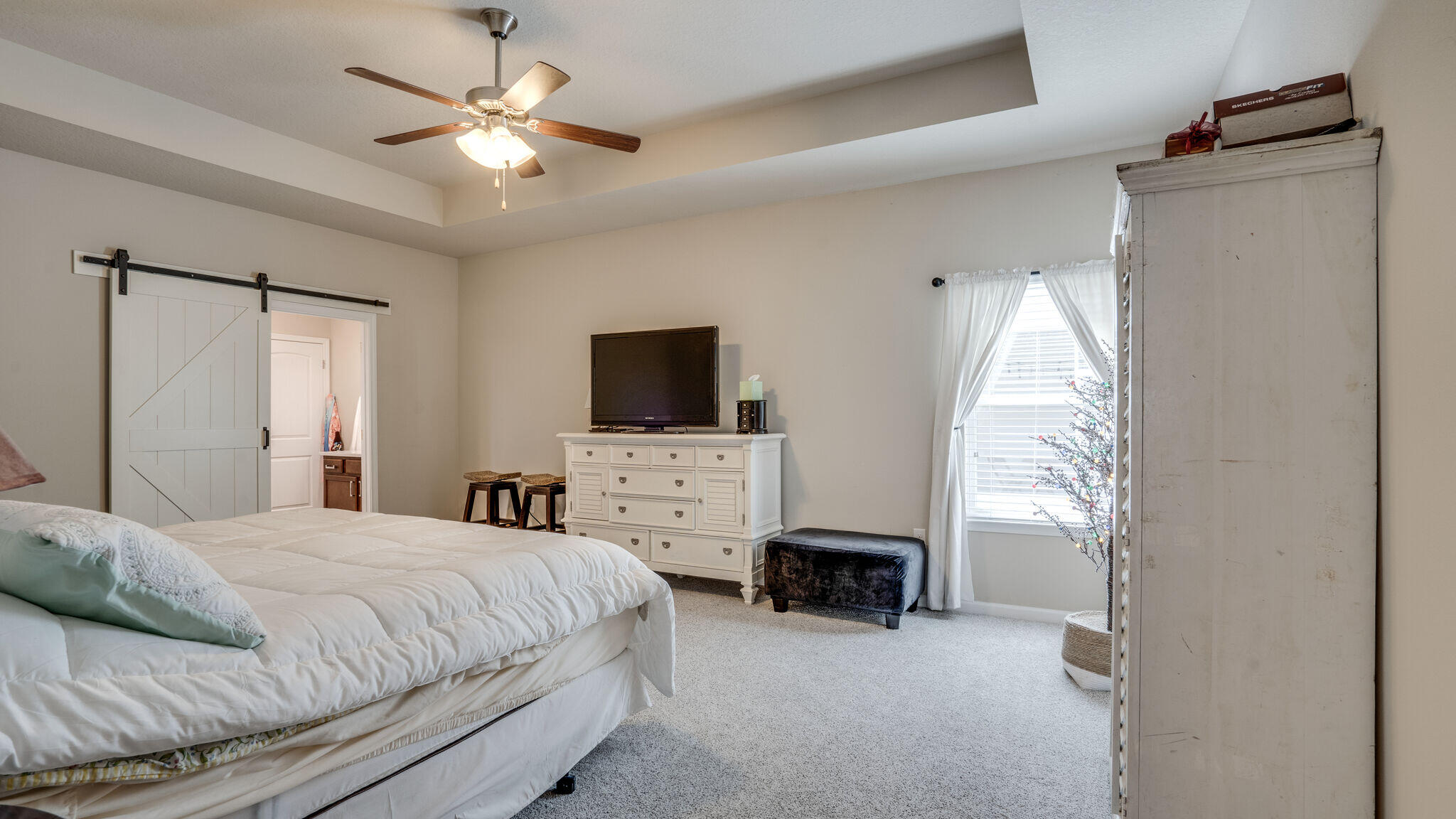260 Cornelia Street Freeport, FL 32439 - Photo 20 of 42 a spacious bedroom with a bed and a flat screen tv