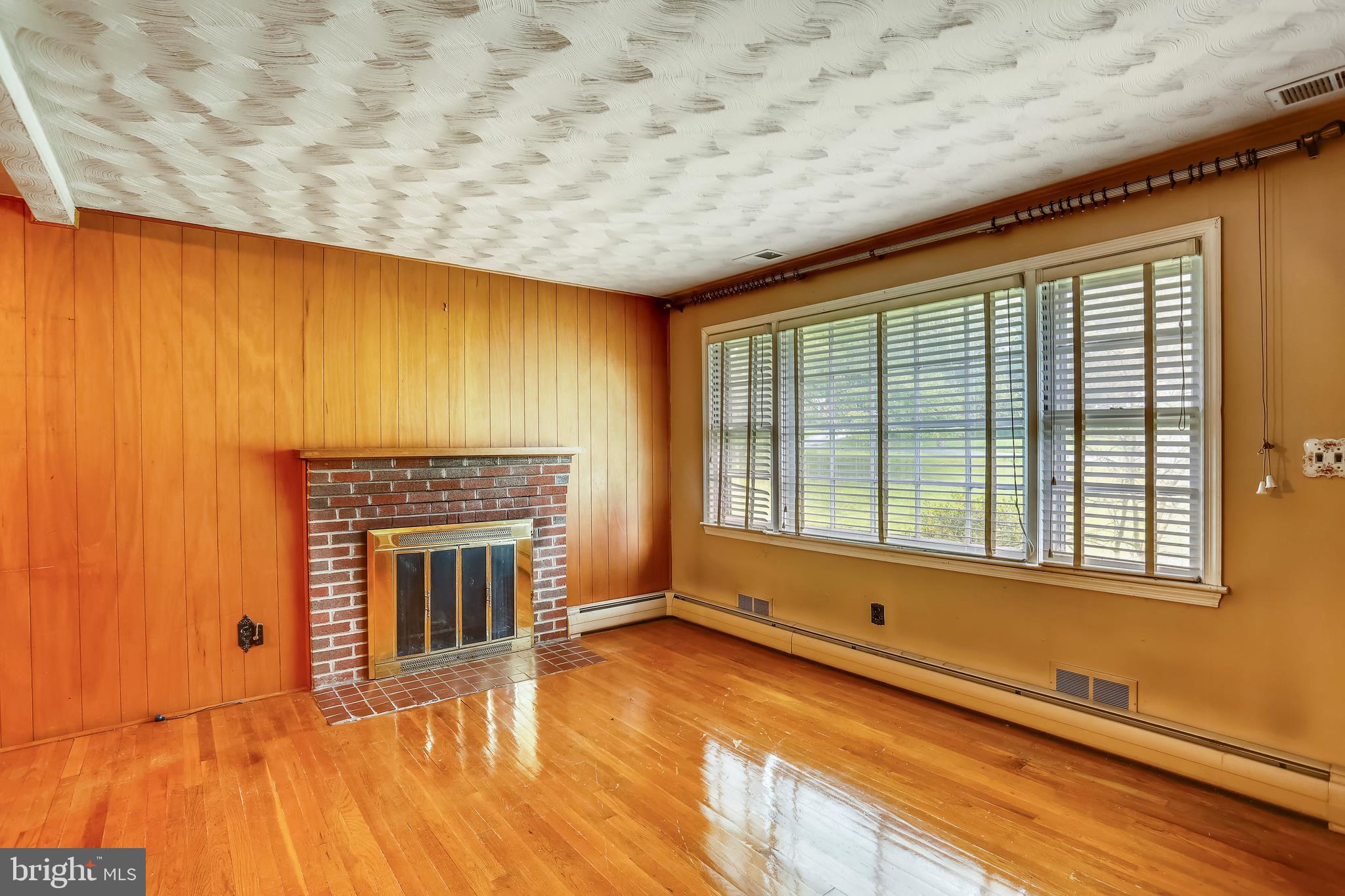 2122 Apple Tree Lane Silver Spring, MD 20905 - Photo 4 of 19 Living Room