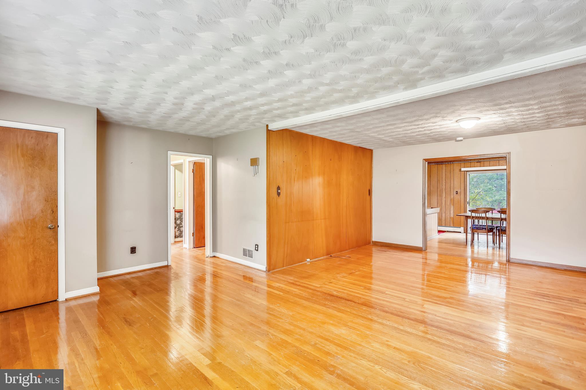 2122 Apple Tree Lane Silver Spring, MD 20905 - Photo 5 of 19 Living Room