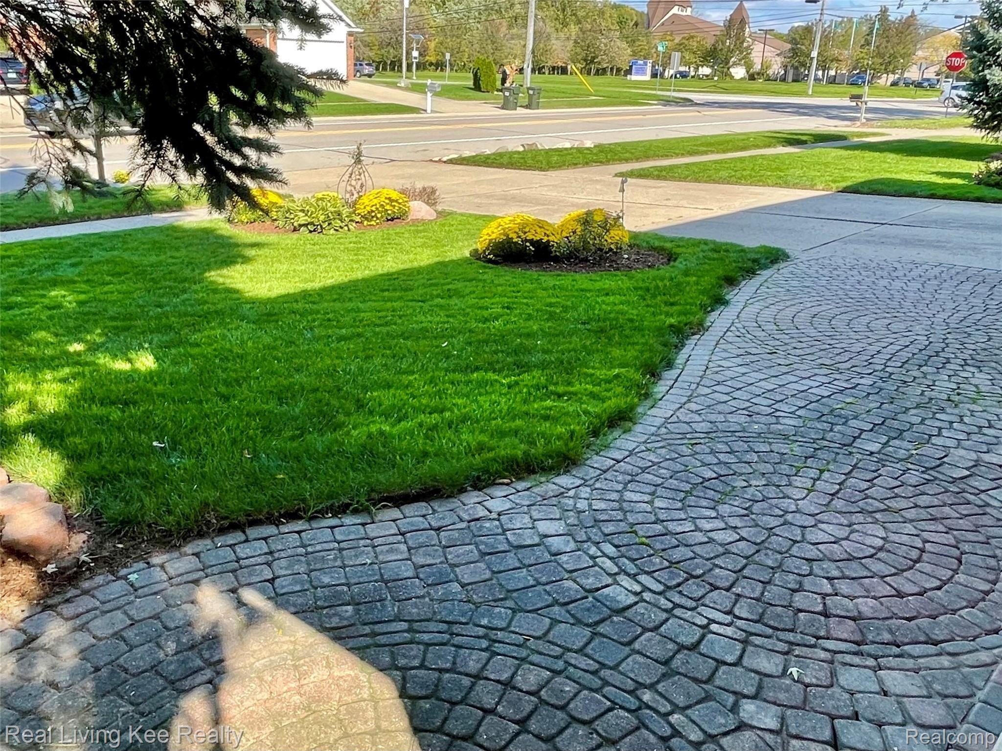 988 Briston Drive Rochester, MI 48307 - Photo 15 of 79 Front Porch Brick Pavers.jpg