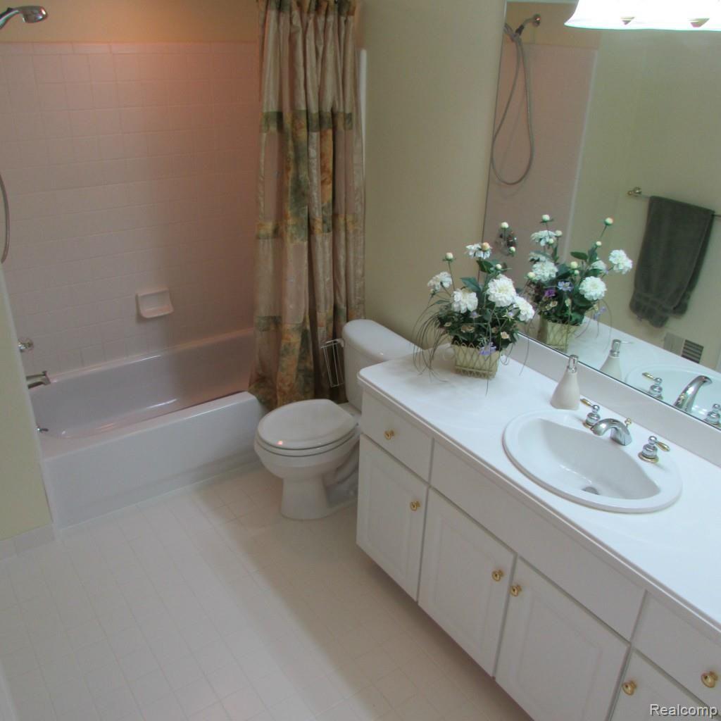 1563 Elcroft Court Rochester, MI 48307 - Photo 28 of 52 BEDROOM 2 FULL BATH.jpg