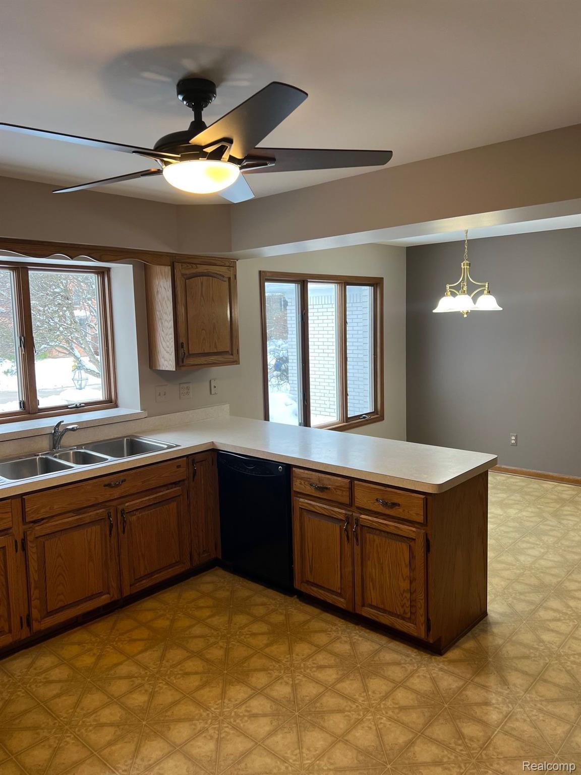 1042 Springwood Lane Rochester, MI 48309 - Photo 12 of 15 Gallery Image 12