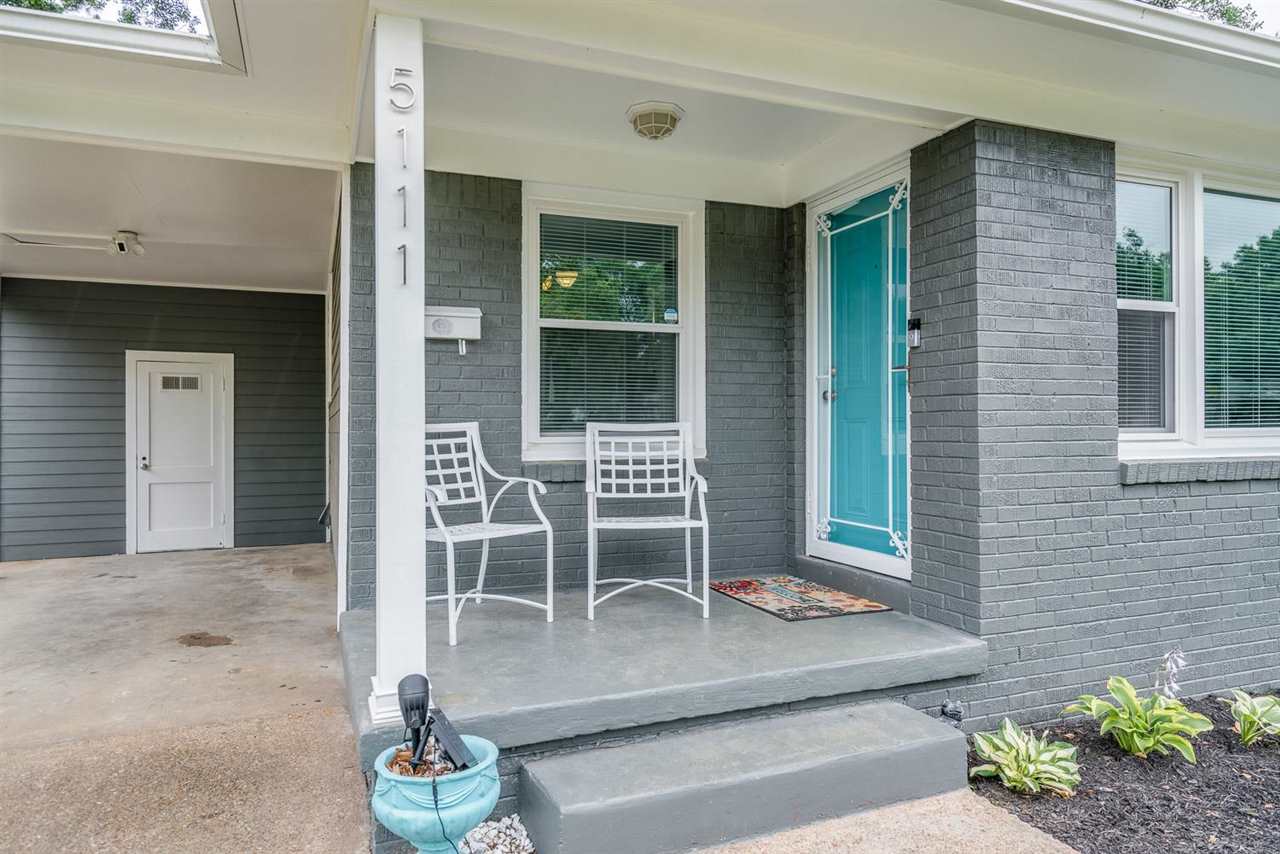 5111 Sea Isle Road Memphis, TN 38117 - Photo 3 of 24 Front porch and great back yard with options.