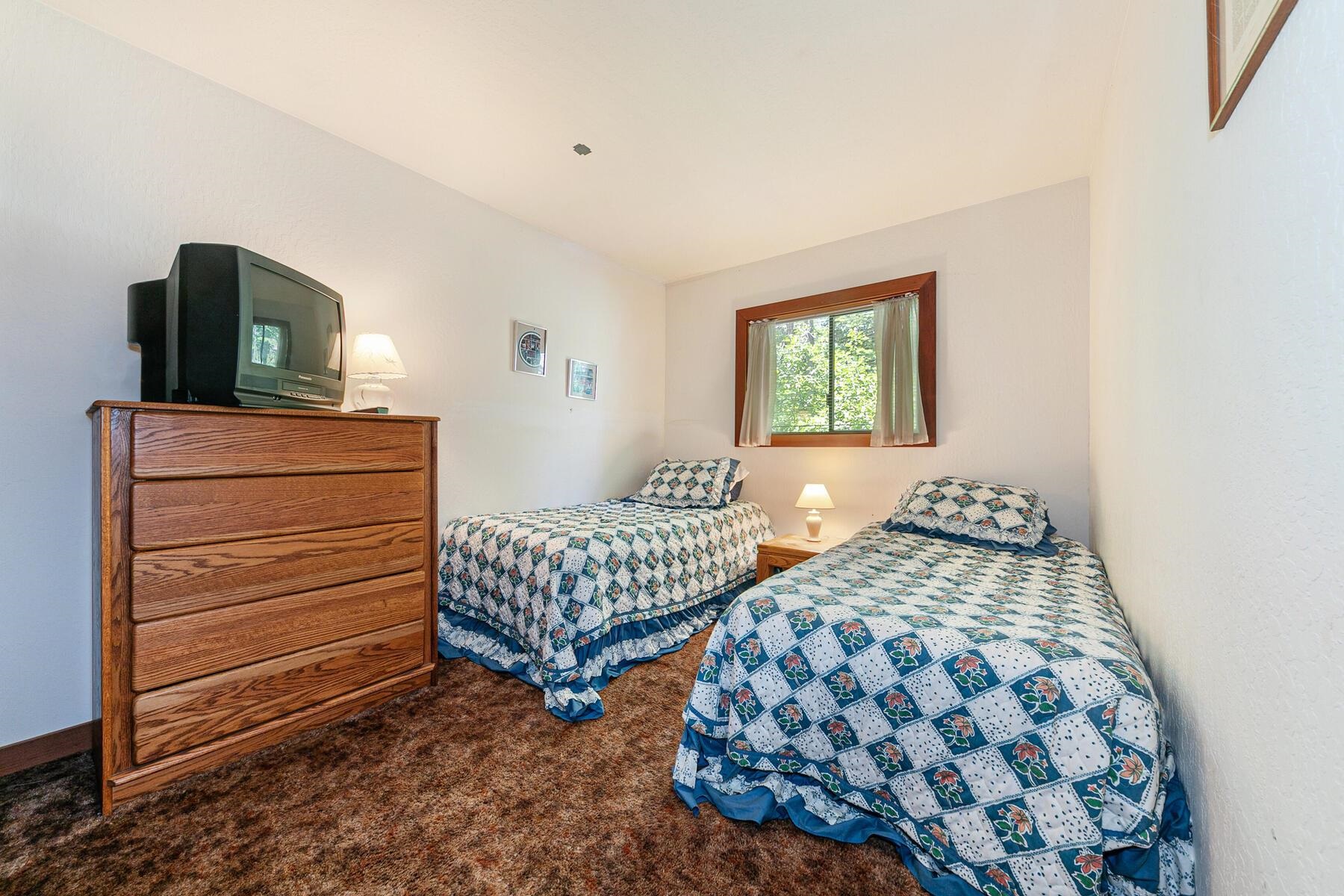 14620 Christie Lane Truckee, CA 96161 - Photo 24 of 28 a bedroom with two beds and a dresser