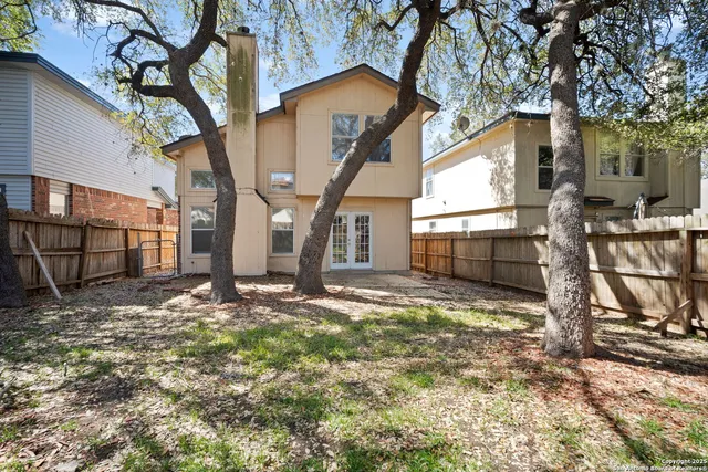 a view of a backyard