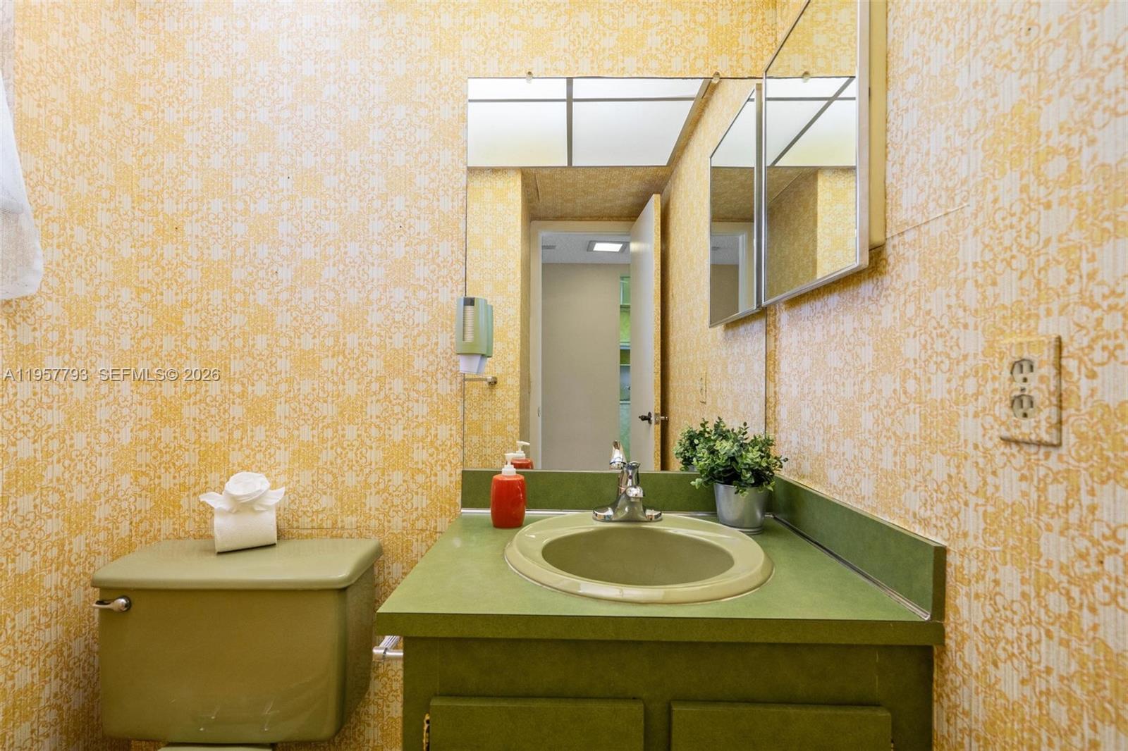 200 Ashbury Road, Unit 205 Hollywood, FL 33024 - Photo 11 of 41 Half bath