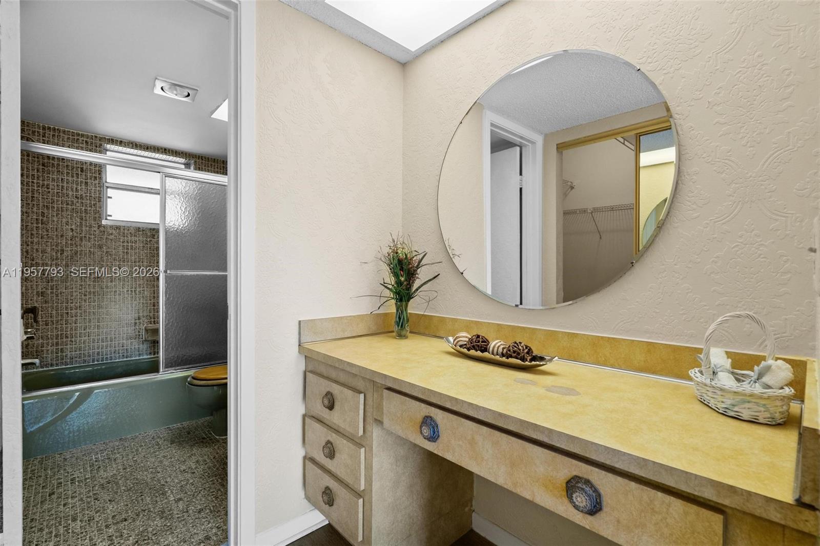 200 Ashbury Road, Unit 205 Hollywood, FL 33024 - Photo 33 of 41 Powder area