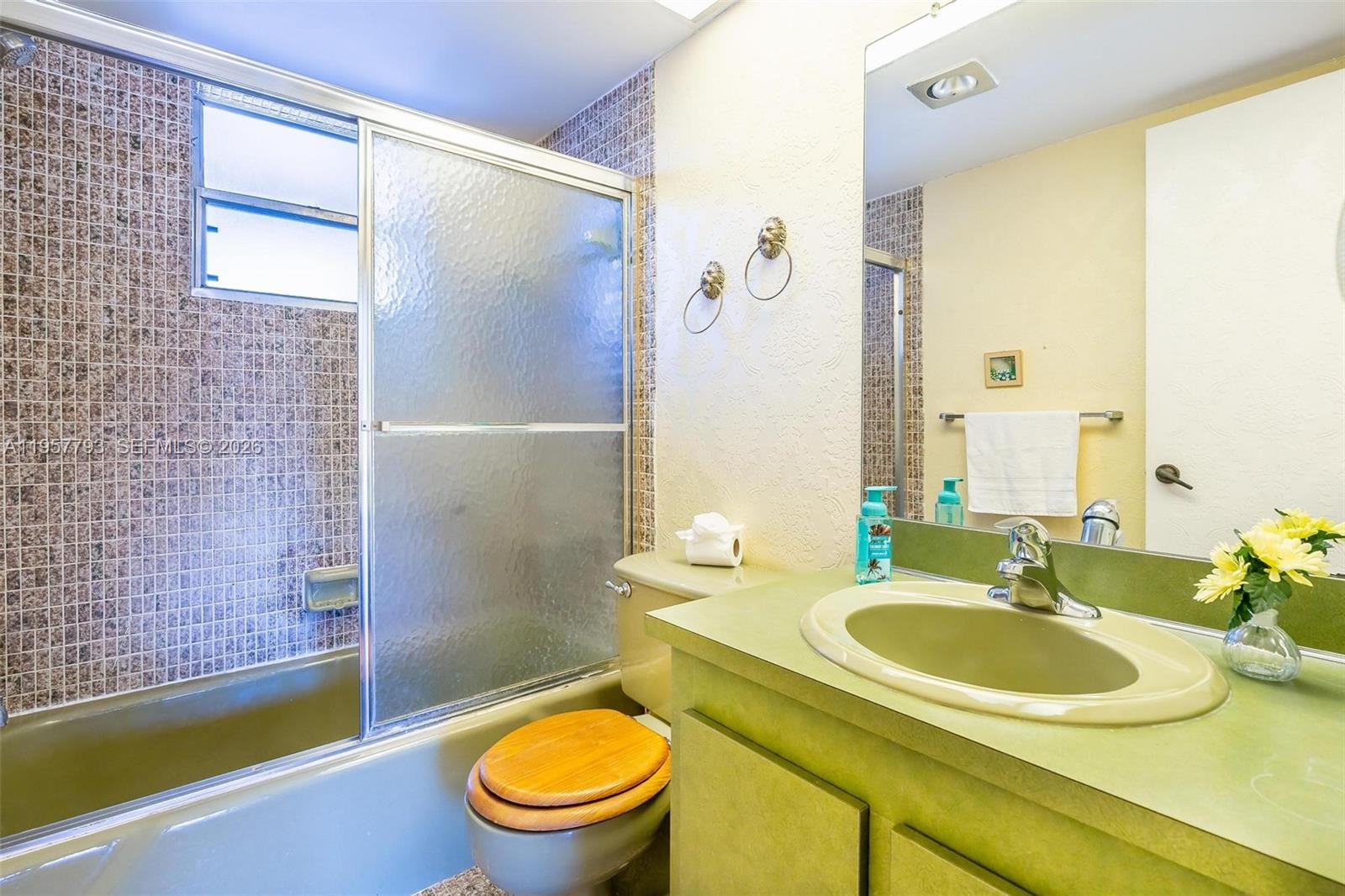 200 Ashbury Road, Unit 205 Hollywood, FL 33024 - Photo 36 of 41 Tub and shower combination