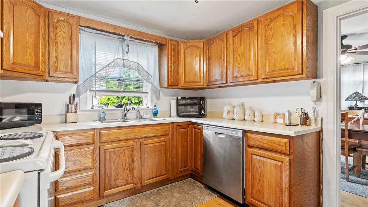 21 Brookwood Road Cranston, RI 02910 - Photo 7 of 14