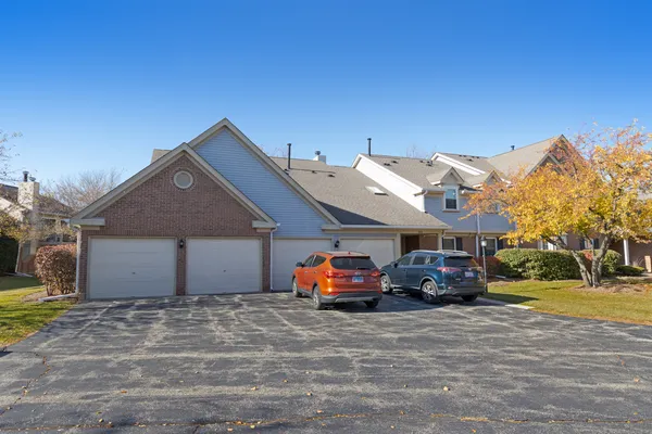 $2,249 | 204 Dublin Lane, Unit W2, Schaumburg, IL 60107