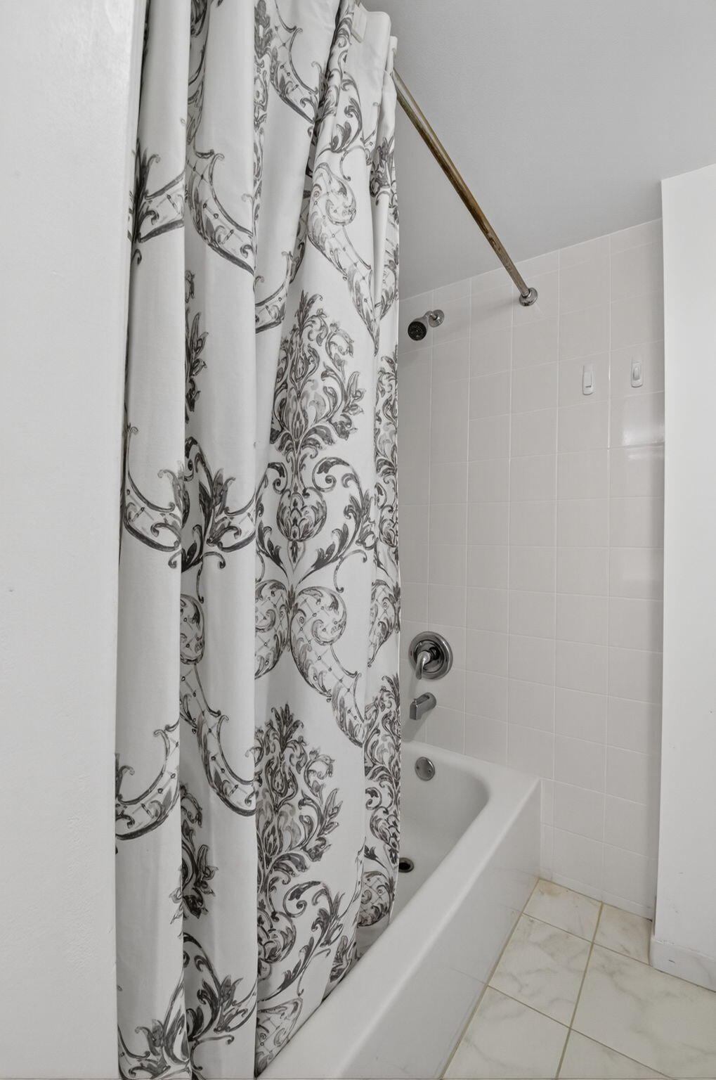799 Jeffery Street, Unit 209 Boca Raton, FL 33487 - Photo 22 of 38 tub in master bathroom