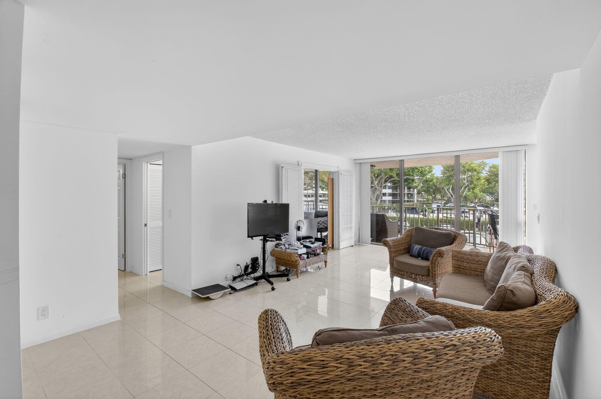 799 Jeffery Street, Unit 209 Boca Raton, FL 33487 - Photo 9 of 38 living room