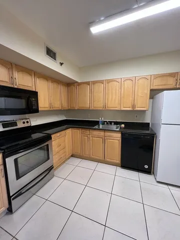 $2,200 | 901 Hillcrest Drive, Unit 409, Hollywood, FL 33021