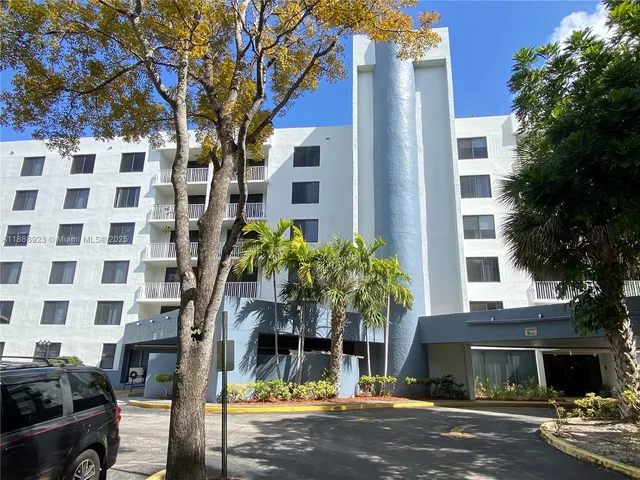 $2,200 | 901 Hillcrest Drive, Unit 409, Hollywood, FL 33021
