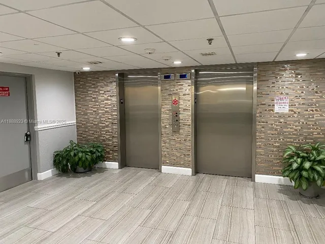 $2,200 | 901 Hillcrest Drive, Unit 409, Hollywood, FL 33021