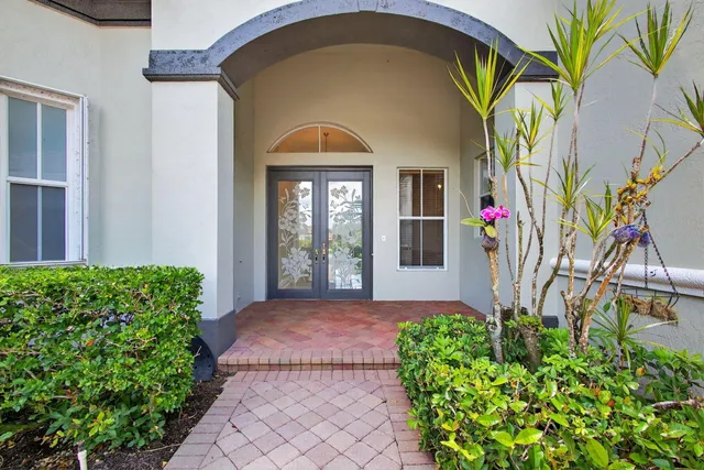 a view of livingroom with furniture