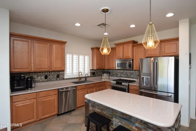 a large kitchen with kitchen island a large island in it