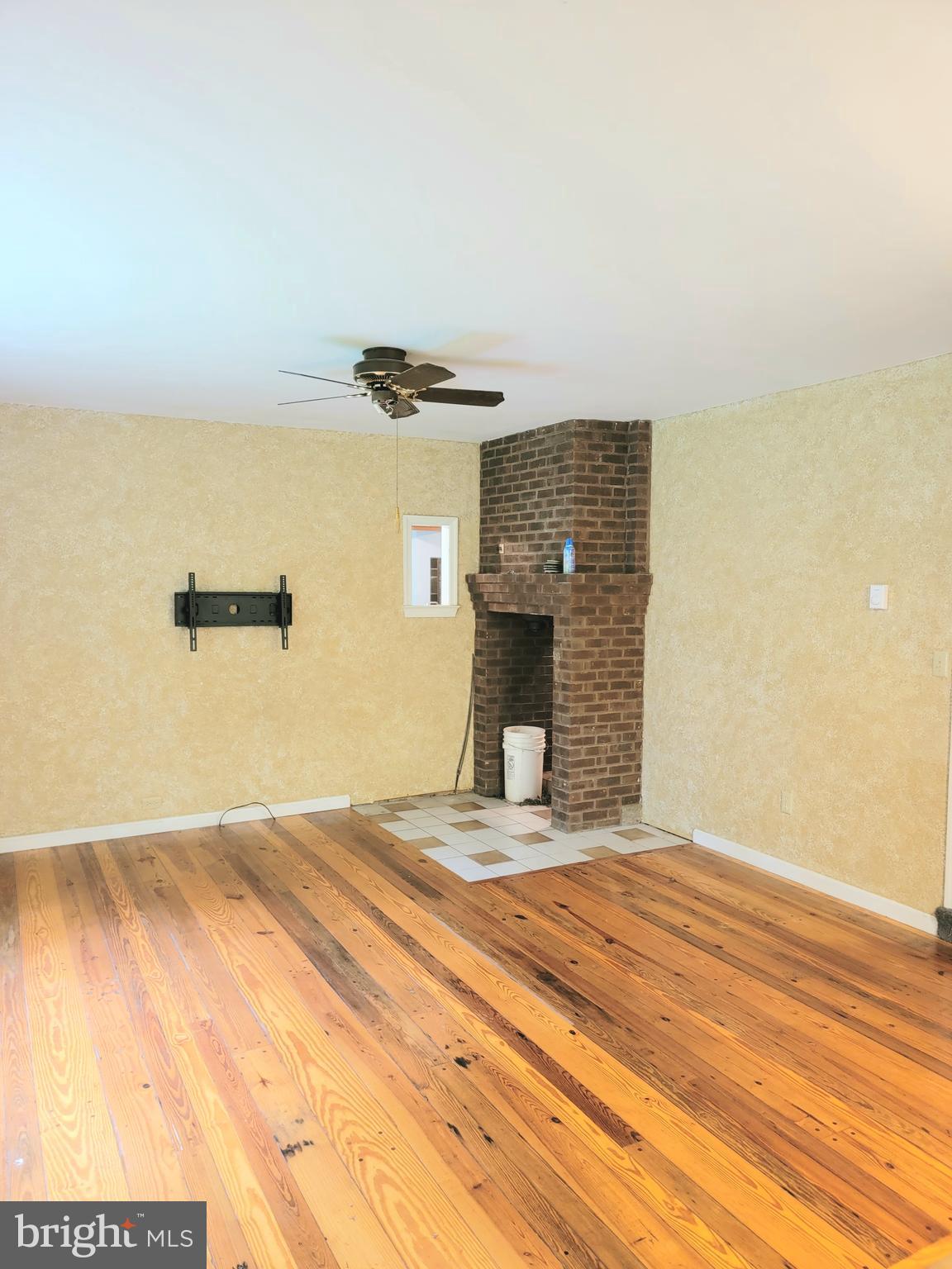 335 Thunder Road Front Royal, VA 22630 - Photo 11 of 28 Living room main level