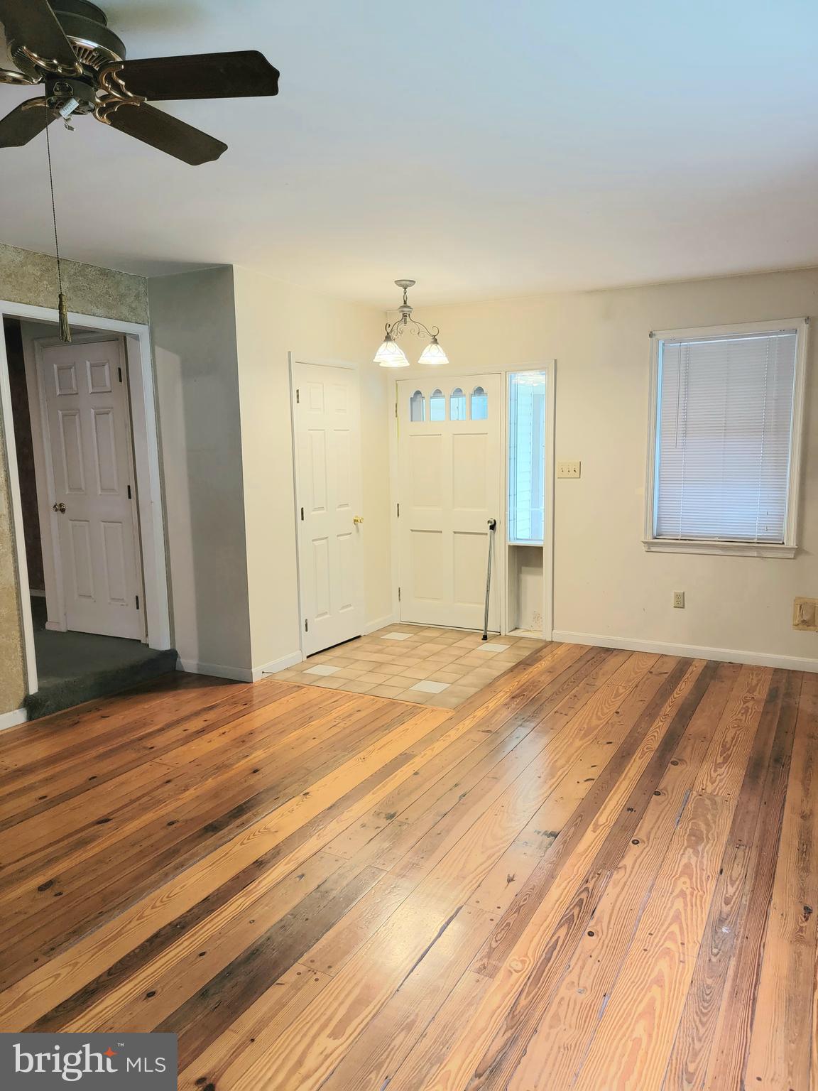 335 Thunder Road Front Royal, VA 22630 - Photo 12 of 28 Living room main level