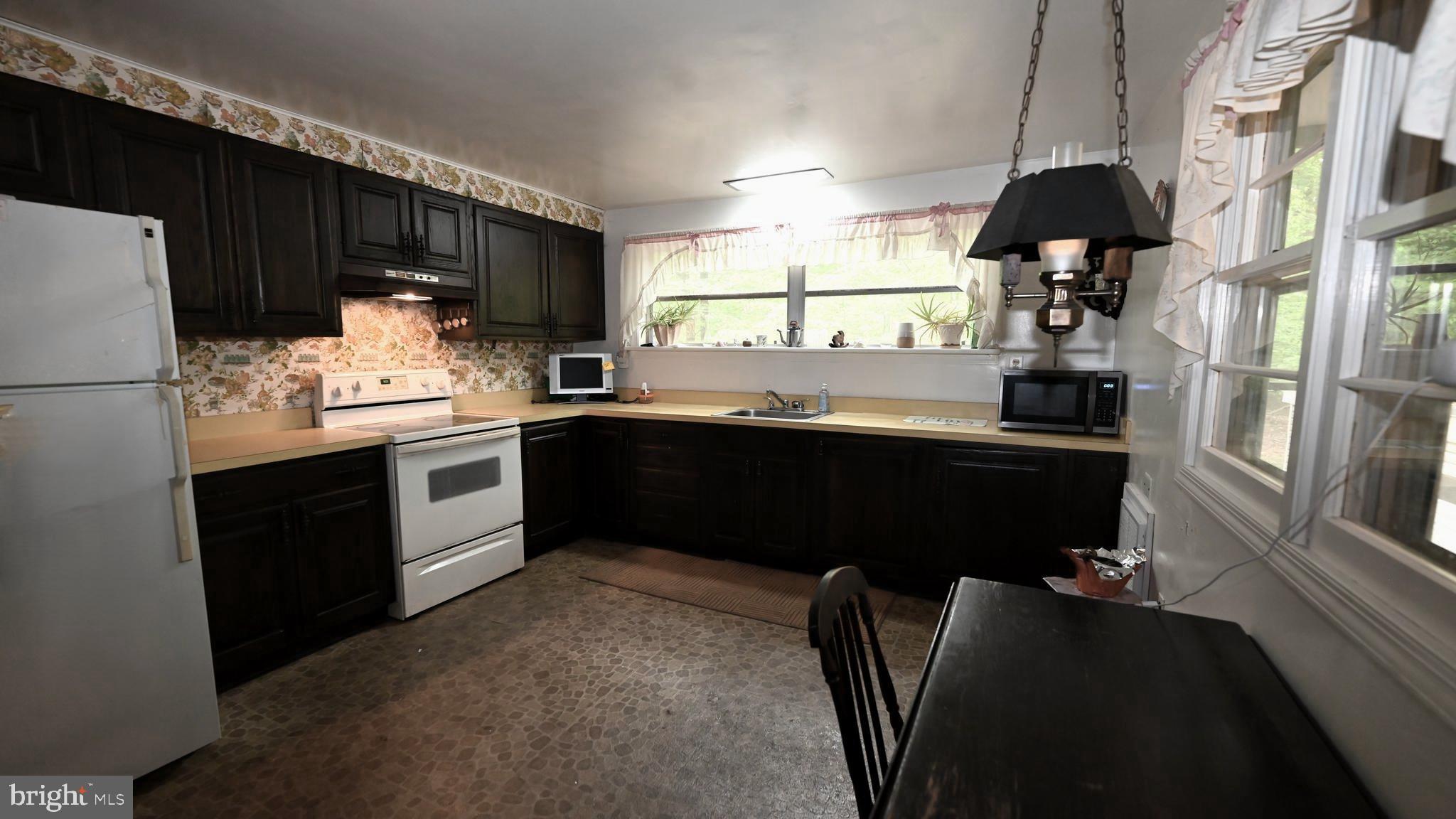 14116 Duckett Road Brandywine, MD 20613 - Photo 5 of 32 Large kitchen.