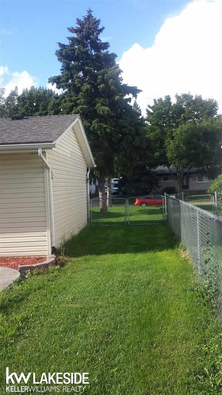 2244 Oakcrest Road Sterling Heights, MI 48310 - Photo 4 of 44 31302005-3.JPG