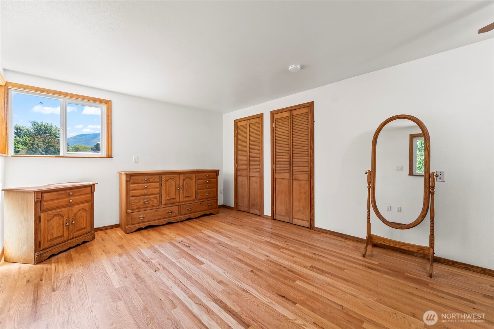 35819 Old Sultan-Startup Road Sultan, WA 98294 - Photo 16 of 40 a view of a livingroom with wooden floor and a window