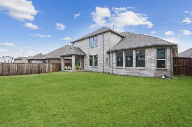 a view of a house with a backyard