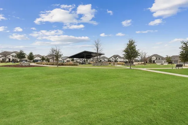 a view of yard with green space