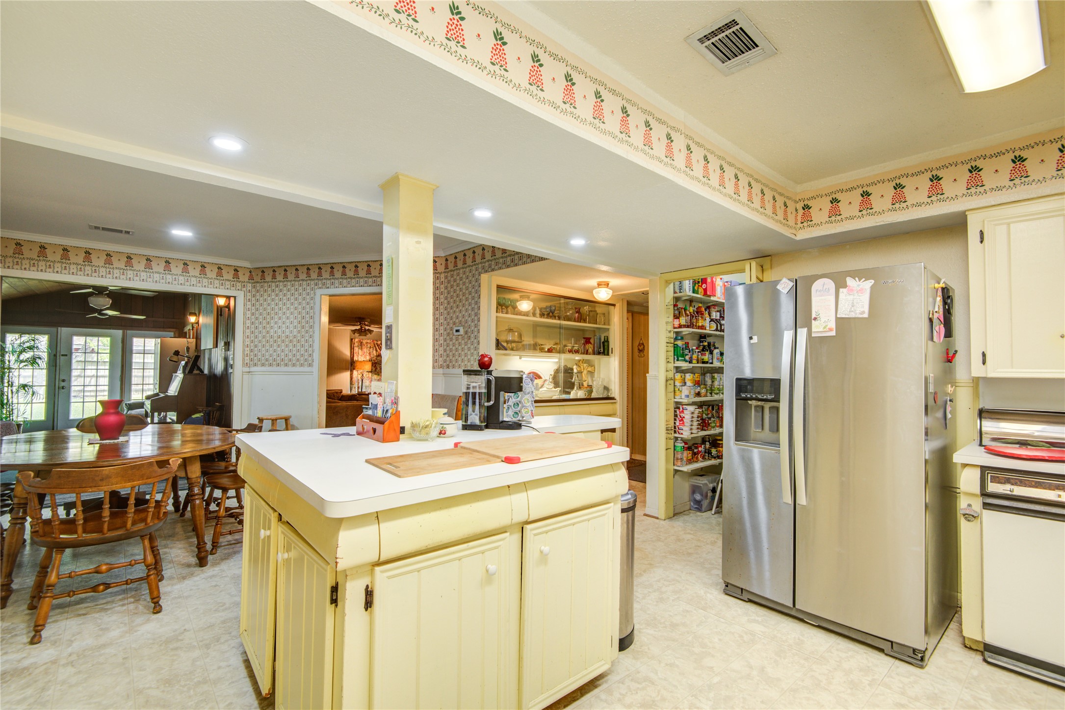 1414 West 9th Street Freeport, TX 77541 - Photo 19 of 50 a room with a table and chairs