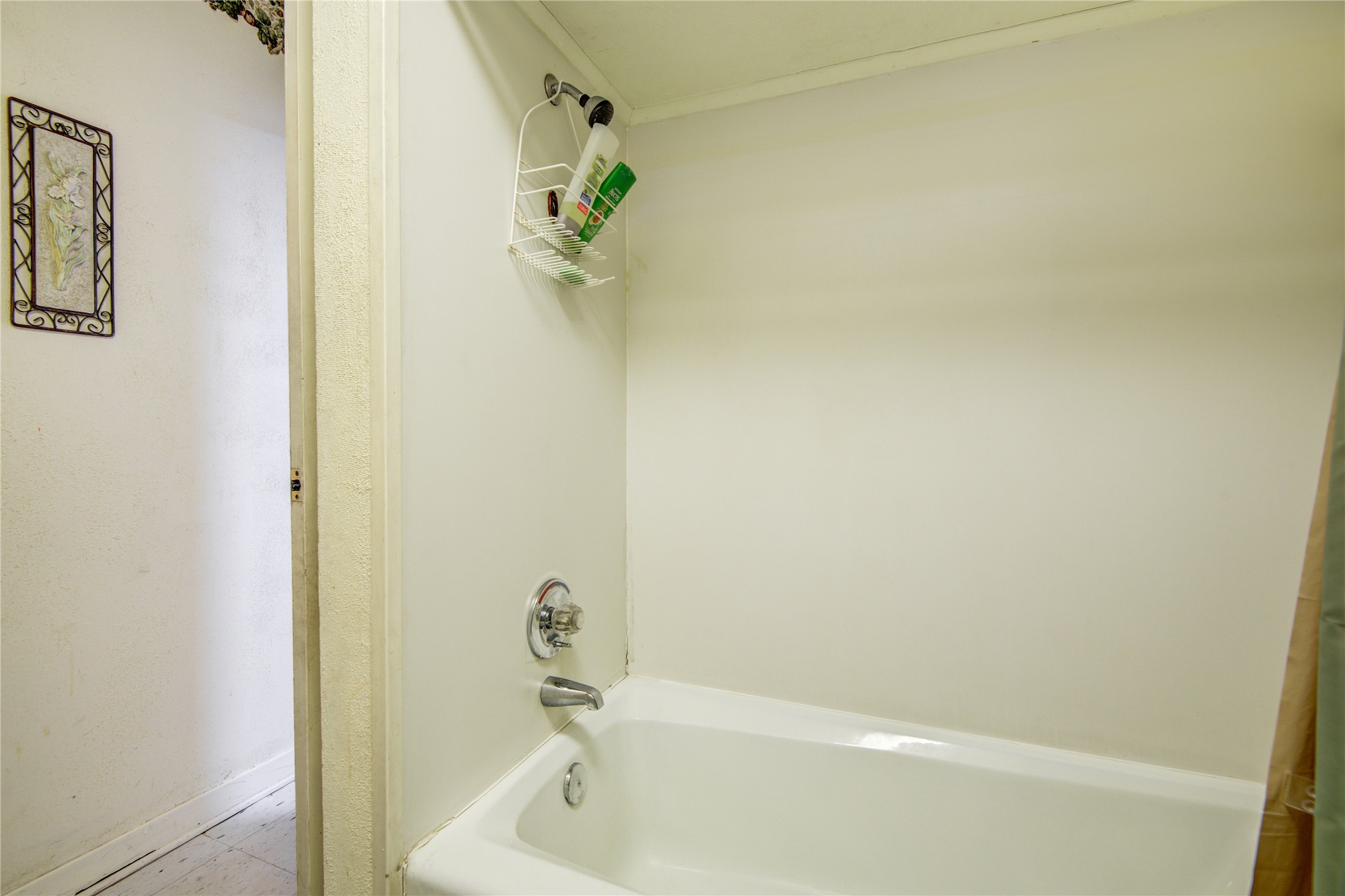 1414 West 9th Street Freeport, TX 77541 - Photo 31 of 50 a bathroom with a bathtub