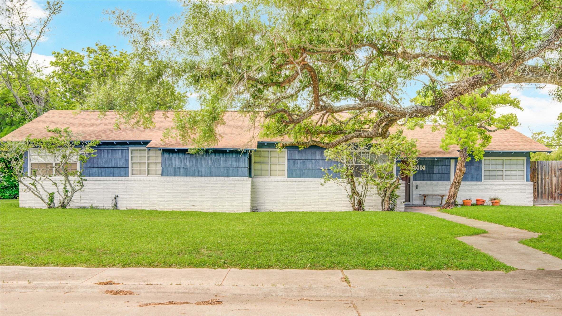 1414 West 9th Street Freeport, TX 77541 - Photo 5 of 50 a house view with a garden space