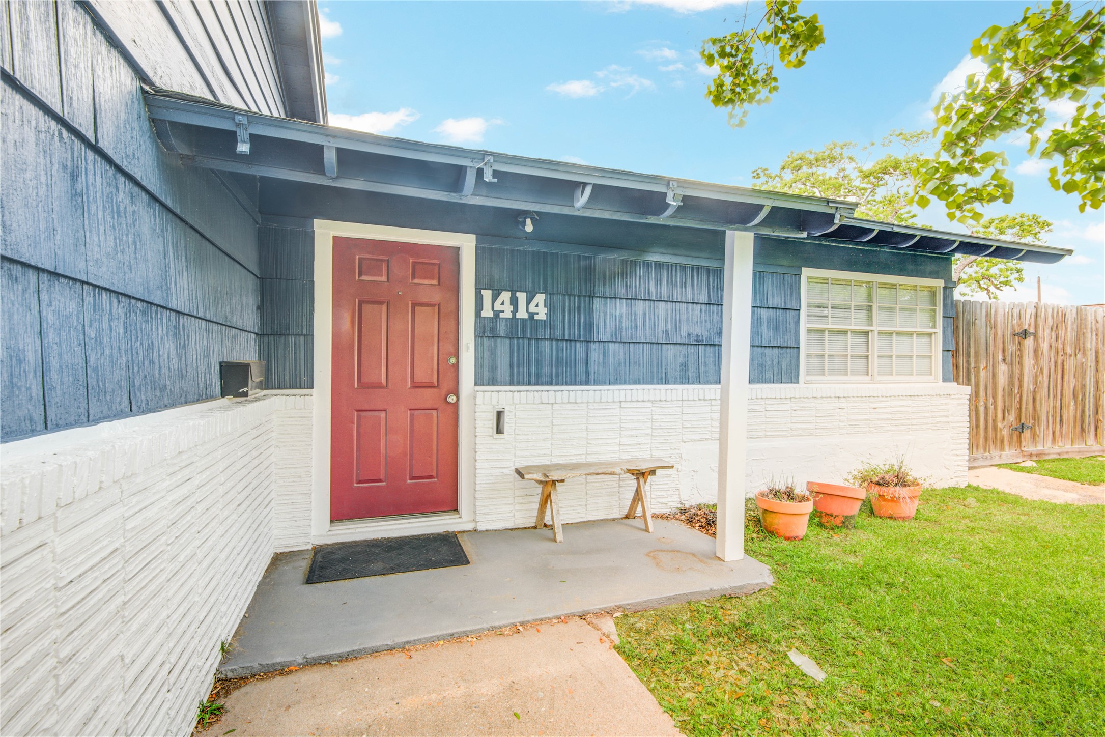 1414 West 9th Street Freeport, TX 77541 - Photo 6 of 50 a view of backyard with a table and chairs